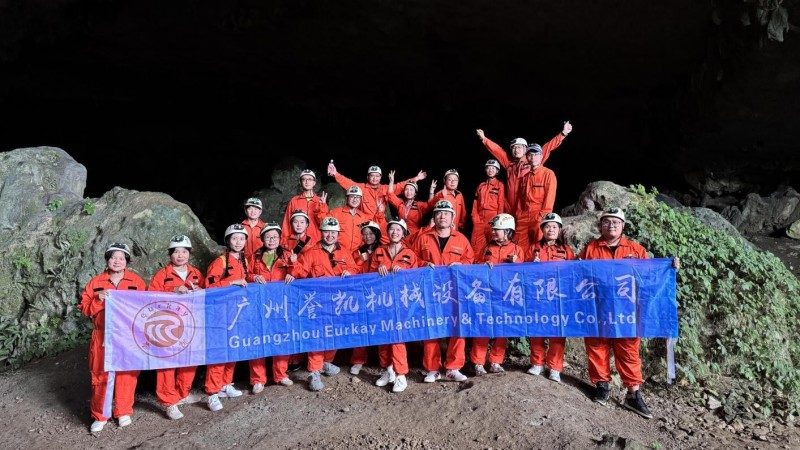 Ekko fra hulens dyp: et gjensidig møte med naturen og teammedlemmer